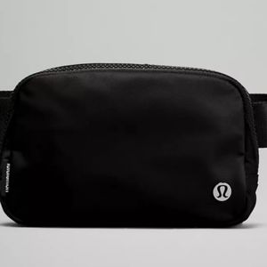 Lululemon Everywhere Belt Bag. Black. One Size 1L. NWT.